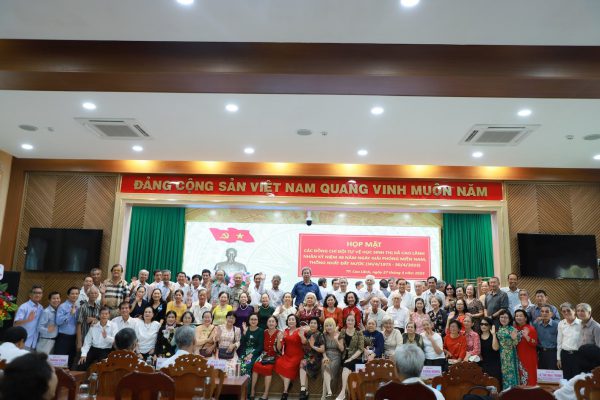 Đội tự vệ học sinh thị xã Cao Lãnh tự hào và phát huy truyền thống cách mạng vẻ vang của dân tộc Việt Nam