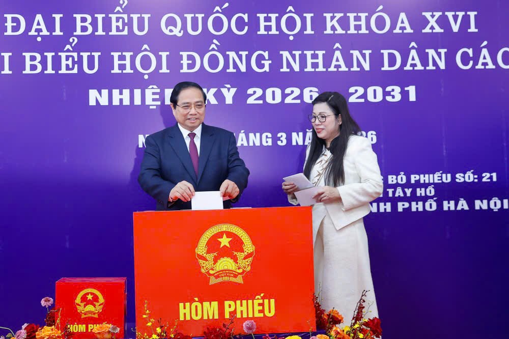 Thủ tướng Phạm Minh Chính cùng Phu nhân bỏ phiếu bầu đại biểu Quốc hội khóa XVI và HĐND các cấp nhiệm kỳ 2026-2031.