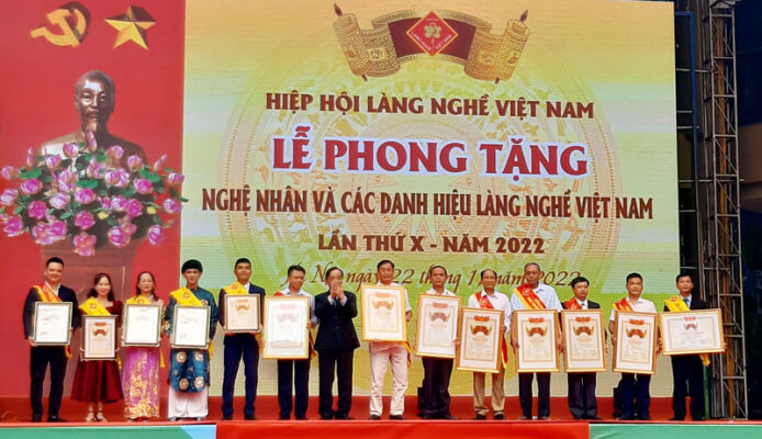 Hiep Hoi Lang Nghe Viet Nam 17 Nam Xay Dung Va Truong Thanh 40 .4459
